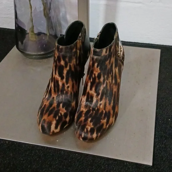 Vince Camuto leopard print heels. 041 - Picture 3 of 11